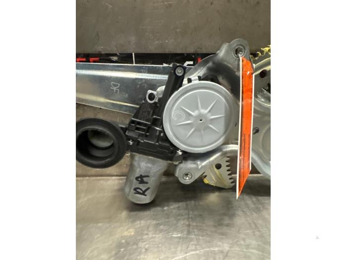 Fönstermekanism för bakre dörr, 4-dörrars, höger från en Toyota RAV4 (A4) 2.0 16V VVT-i 4x4 2016