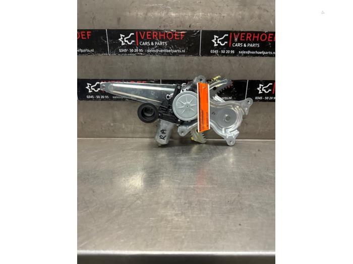 Fönstermekanism för bakre dörr, 4-dörrars, höger från en Toyota RAV4 (A4) 2.0 16V VVT-i 4x4 2016