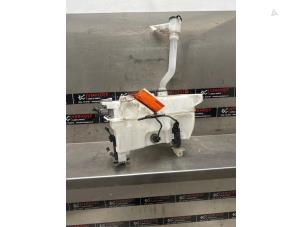 Gebruikte Ruitensproeiertank voor Toyota Hilux V/VI 2.4 D4D-F 16V 4x4 Prijs € 90,75 Inclusief btw aangeboden door Verhoef Cars & Parts