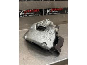 Używane Zacisk hamulcowy prawy przód Toyota Aygo X 1.0 12V VVT-i Cena € 50,00 Procedura marży oferowane przez Verhoef Cars & Parts