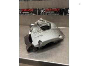 Używane Zacisk hamulcowy lewy przód Toyota Aygo X 1.0 12V VVT-i Cena € 50,00 Procedura marży oferowane przez Verhoef Cars & Parts