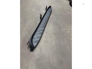 Gebruikte Treeplank links Toyota Land Cruiser (J12) 3.0 D-4D 16V Prijs op aanvraag aangeboden door Verhoef Cars & Parts