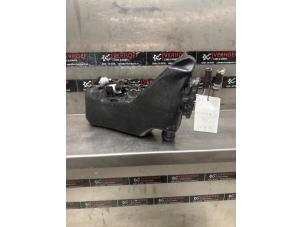 Gebruikte Ruitensproeiertank voor Mercedes GLC (X253) 2.0 350 e 16V 4-Matic Prijs € 45,00 Margeregeling aangeboden door Verhoef Cars & Parts