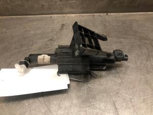 Gebruikte Koplamp Sproeier Ford Focus 3 Wagon 1.6 TDCi ECOnetic Prijs € 100,00 Margeregeling aangeboden door Verhoef Cars & Parts