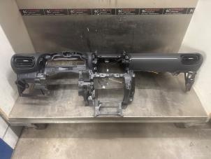 Begagnade Instrumentbräda Toyota Yaris IV (P21/PA1/PH1) 1.5 12V Hybrid 115 Pris på förfrågan erbjuds av Verhoef Cars & Parts