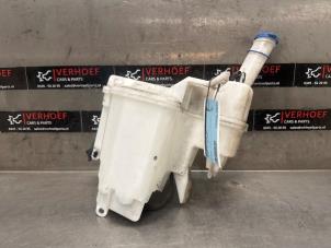 Używane Zbiornik spryskiwacza przód Peugeot 108 1.0 12V Cena € 50,00 Procedura marży oferowane przez Verhoef Cars & Parts