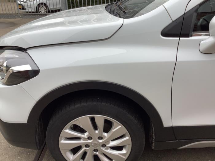 Scherm links-voor van een Suzuki SX4 S-Cross (JY) 1.0 Booster Jet Turbo 12V 2016