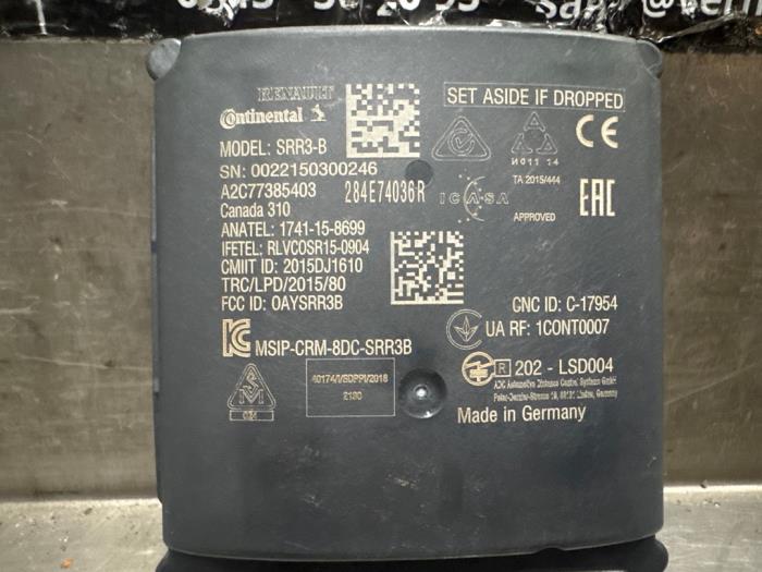 Dödvinkelsensor från en Renault Arkana (RJLL) 1.6 E-Tech 145 16V 2021