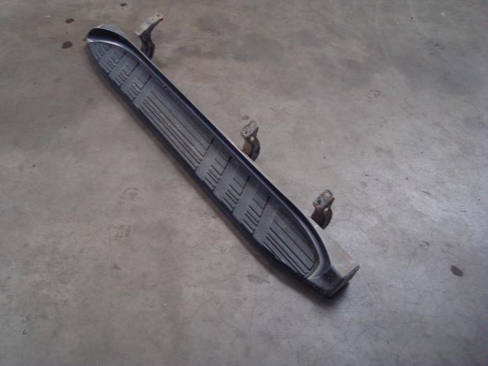 Treeplank links van een Toyota Land Cruiser (J12) 3.0 D-4D 16V 2008