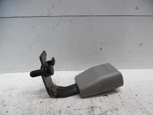 Gebruikte Veiligheidsgordel Insteek Midden-voor Kia Pregio (TB) 2.5 TCi Prijs op aanvraag aangeboden door Verhoef Cars & Parts