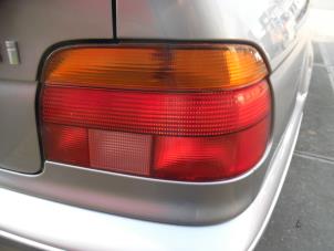 Begagnade Baklykta, höger BMW 5 serie (E39) 523i 24V Pris € 50,00 Marginaltabell erbjuds av Verhoef Cars & Parts