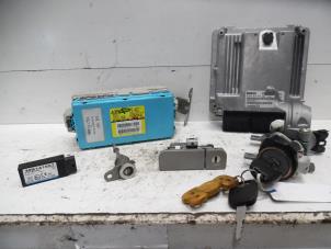 Używane Zestaw wkladek zamka (kompletny) Mitsubishi Grandis (NA) 2.0 DI-D 16V Cena na żądanie oferowane przez Verhoef Cars & Parts