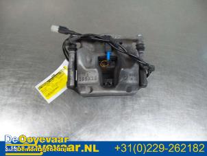 Gebruikte Remklauw (Tang) rechts-voor Mercedes CLA (117.3) 1.6 CLA-180 16V Prijs € 29,99 Margeregeling aangeboden door Autodemontagebedrijf De Ooyevaar