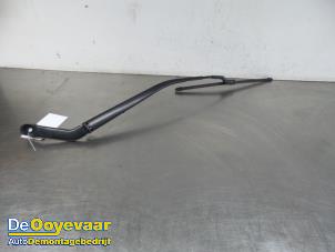 Gebruikte Ruitenwisserarm voor Mazda CX-5 II (KF) 2.0 SkyActiv-G 165 16V 2WD Prijs € 19,99 Margeregeling aangeboden door Autodemontagebedrijf De Ooyevaar