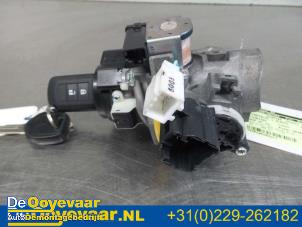 Begagnade Tändningslås + nyckel Mitsubishi Space Star (A0) 1.0 12V Pris € 25,00 Marginaltabell erbjuds av Autodemontagebedrijf De Ooyevaar