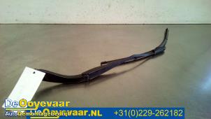 Gebruikte Ruitenwisserarm voor Dacia Sandero II 0.9 TCE 12V Prijs € 9,99 Margeregeling aangeboden door Autodemontagebedrijf De Ooyevaar