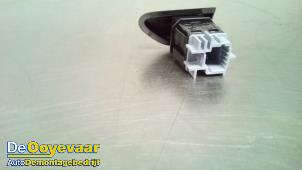 Gebruikte Centrale deurvergrendeling Schakelaar Renault Clio IV Estate/Grandtour (7R) 1.5 Energy dCi 90 FAP Prijs € 14,99 Margeregeling aangeboden door Autodemontagebedrijf De Ooyevaar