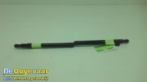 Begagnade Set med gasfjädrar, baklucka Mercedes B (W245) 2.0 B-200 16V Pris € 5,00 Marginaltabell erbjuds av Autodemontagebedrijf De Ooyevaar