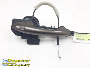 Gebruikte Portiergreep 4Deurs rechts-achter Kia Cee'd Sportswagon (JDC5) 1.6 GDI 16V Prijs € 9,99 Margeregeling aangeboden door Autodemontagebedrijf De Ooyevaar