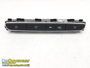 Gebruikte Stoelverwarmings Schakelaar Renault Talisman (RFDL) 1.8 TCe 225 EDC Prijs € 44,99 Margeregeling aangeboden door Autodemontagebedrijf De Ooyevaar