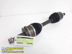 Gebruikte Aandrijfas links-voor Mitsubishi L-200 2.2 DI-D 4WD Prijs € 299,99 Margeregeling aangeboden door Autodemontagebedrijf De Ooyevaar