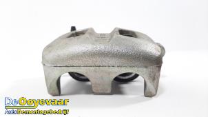 Gebruikte Remklauw (Tang) links-voor Mitsubishi Pajero Hardtop (V6/7) 3.2 DI-D 16V Prijs € 29,99 Margeregeling aangeboden door Autodemontagebedrijf De Ooyevaar