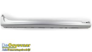 Begagnade Sidokjol, höger BMW X3 (F25) xDrive35d 24V Pris € 124,99 Marginaltabell erbjuds av Autodemontagebedrijf De Ooyevaar