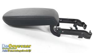 Gebruikte Armleuning BMW X3 (F25) xDrive35d 24V Prijs € 39,99 Margeregeling aangeboden door Autodemontagebedrijf De Ooyevaar