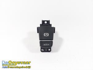 Begagnade Brytare, parkeringsbroms BMW 5 serie (G30) M550i xDrive 4.4 V8 32V TwinPower Turbo Pris € 15,00 Marginaltabell erbjuds av Autodemontagebedrijf De Ooyevaar