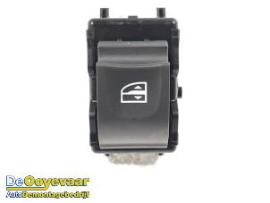 Begagnade Brytare, eldrivna fönster Renault Koleos II (RZGH) 1.7 Blue dCi 150 Pris € 5,00 Marginaltabell erbjuds av Autodemontagebedrijf De Ooyevaar