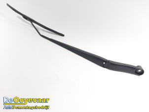 Gebruikte Ruitenwisserarm voor Opel Insignia Grand Sport 1.5 CDTI 12V Prijs € 9,99 Margeregeling aangeboden door Autodemontagebedrijf De Ooyevaar