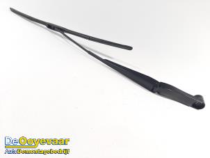 Gebruikte Ruitenwisserarm voor Opel Insignia Grand Sport 1.5 CDTI 12V Prijs € 9,99 Margeregeling aangeboden door Autodemontagebedrijf De Ooyevaar