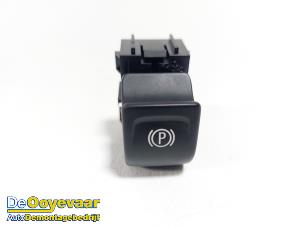 Gebruikte Handrem schakelaar Opel Insignia Grand Sport 1.5 CDTI 12V Prijs € 5,00 Margeregeling aangeboden door Autodemontagebedrijf De Ooyevaar