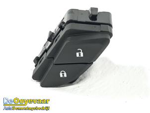 Gebruikte Centrale deurvergrendeling Schakelaar Opel Insignia Grand Sport 1.5 CDTI 12V Prijs € 15,00 Margeregeling aangeboden door Autodemontagebedrijf De Ooyevaar