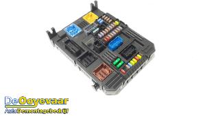 Używane Skrzynka bezpieczników Peugeot 208 II (UB/UH/UP) 1.2 Vti 12V PureTech 75 Cena € 99,99 Procedura marży oferowane przez Autodemontagebedrijf De Ooyevaar