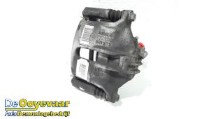 Gebruikte Remklauw (Tang) rechts-voor Peugeot 208 II (UB/UH/UP) 1.2 Vti 12V PureTech 75 Prijs € 25,00 Margeregeling aangeboden door Autodemontagebedrijf De Ooyevaar