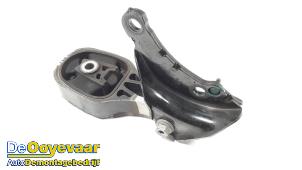 Używane Wspornik skrzyni biegów Peugeot 208 II (UB/UH/UP) 1.2 Vti 12V PureTech 75 Cena € 14,99 Procedura marży oferowane przez Autodemontagebedrijf De Ooyevaar