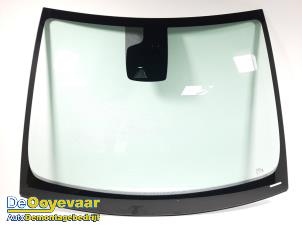 Używane Szyba przednia Citroen C3 Aircross I (2C/2R) 1.2 e-THP PureTech 110 Cena € 199,99 Procedura marży oferowane przez Autodemontagebedrijf De Ooyevaar