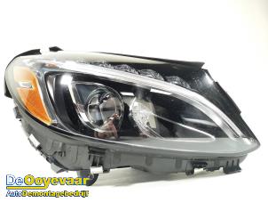 Gebruikte Koplamp rechts Mercedes C (W205) C-300 2.0 Turbo 16V 4-Matic Prijs € 599,99 Margeregeling aangeboden door Autodemontagebedrijf De Ooyevaar