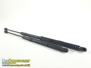 Gebruikte Gasdemper Motorkap Set Mercedes E (W213) E-200d 2.0 Turbo 16V Prijs € 9,99 Margeregeling aangeboden door Autodemontagebedrijf De Ooyevaar