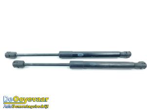 Begagnade Set med gasfjädrar, motorhuv Landrover Range Rover Velar (LY) 2.0 16V P300 AWD Pris € 15,00 Marginaltabell erbjuds av Autodemontagebedrijf De Ooyevaar