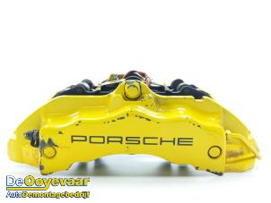 Begagnade Främre bromsok, höger Porsche Cayenne (9PA) 3.2 V6 24V Pris € 175,00 Marginaltabell erbjuds av Autodemontagebedrijf De Ooyevaar