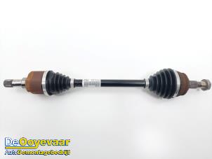 Begagnade Drivaxel, vänster fram Peugeot 208 II (UB/UH/UP) 1.2 Vti 12V PureTech 100 Pris € 75,00 Marginaltabell erbjuds av Autodemontagebedrijf De Ooyevaar