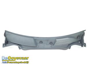 Gebruikte Paravent Mercedes GLA (156.9) 1.6 180 16V Prijs € 15,00 Margeregeling aangeboden door Autodemontagebedrijf De Ooyevaar