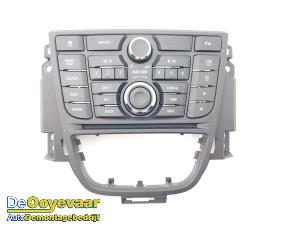 Gebruikte Radiobedienings paneel Opel Astra J Sports Tourer (PD8/PE8/PF8) 1.7 CDTi 16V Prijs € 29,99 Margeregeling aangeboden door Autodemontagebedrijf De Ooyevaar