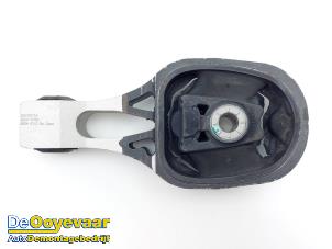 Używane Wspornik skrzyni biegów Opel Mokka 1.2 Turbo 12V Cena € 19,99 Procedura marży oferowane przez Autodemontagebedrijf De Ooyevaar