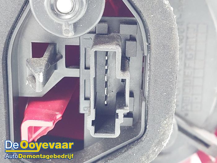 Achterlicht rechts van een Peugeot 208 I (CA/CC/CK/CL) 1.2 Vti 12V PureTech 82 2014