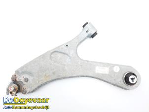 Gebruikte Triangel links-voor Opel Mokka 1.2 Turbo 12V Prijs € 49,99 Margeregeling aangeboden door Autodemontagebedrijf De Ooyevaar