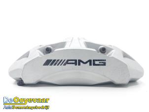 Gebruikte Remklauw (Tang) rechts-voor Mercedes A-Klasse AMG (177.0) 2.0 A-35 AMG Turbo 16V 4Matic Prijs € 125,00 Margeregeling aangeboden door Autodemontagebedrijf De Ooyevaar