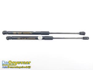 Gebruikte Set Gasdempers Achterklep Kia Niro I (DE) 1.6 GDI PHEV Prijs € 29,99 Margeregeling aangeboden door Autodemontagebedrijf De Ooyevaar